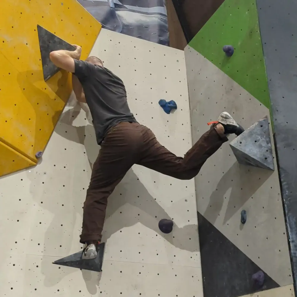 Image ahowing a climbing performing the knee drop technique.